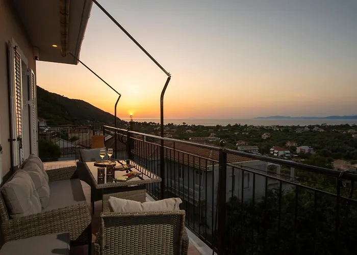 Dimitris - The House & The 度假居 Frínion