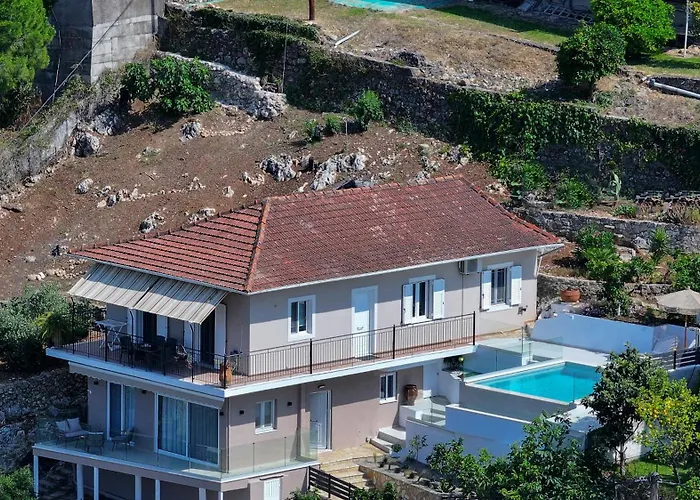 度假居 Dimitris - The House & The *