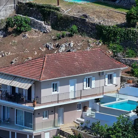 Nyaraló Dimitris - The House & The *